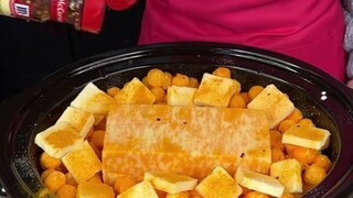 ربة منزل من الخارج تعد طبقًا من المعكرونة كعشاء عائلي، واستخدمت وعاءً كبيرًا من المكونات فقط لصنع ال