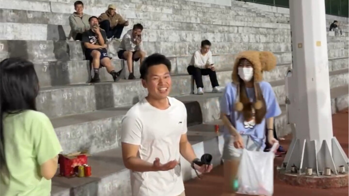 تحدي الركض في المكان داخل الحرم الجامعي!