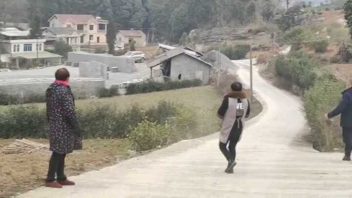 Chủ xe vội vã lao về chiếc xế yêu của mình.