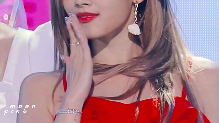 改动作握住了因生病中断活动的队友的手，舞台上的她不仅是钓神，也是美好的女孩子呀~