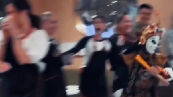 Người nước ngoài cũng ngơ luôn.