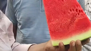 แตงโมในตลาดผลไม้ของอินเดีย