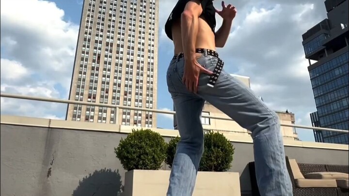 يعيد أحدث فيديو لـ Nick Pauley إحياء أغنية Nymphomaniac الكلاسيكية "Bye Bye Bye" في المشهد الافتتاحي
