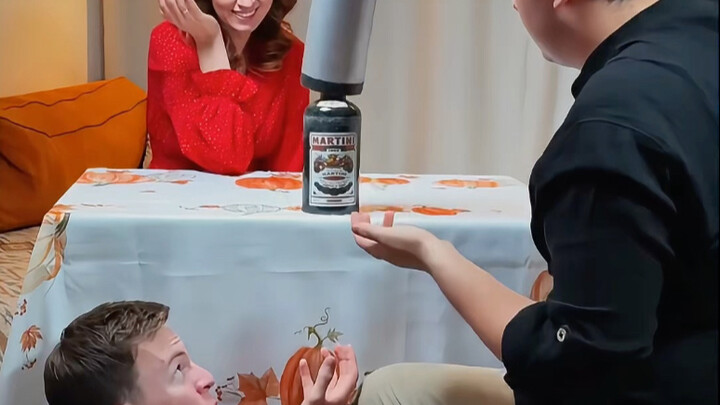 Tabung silinder berubah menjadi anggur merah, si cantik tercengang tak percaya.