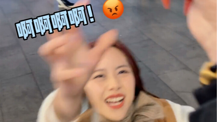 سعادة وجود صديقة صغيرة وغبية هههههه!