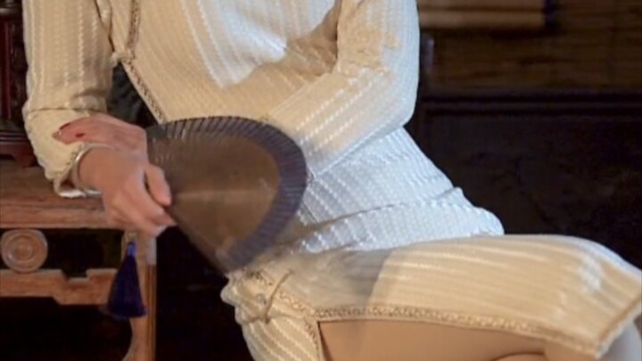 สีฟ้าครามรอสายหมอกฝน ขณะที่ฉันรอเธออยู่