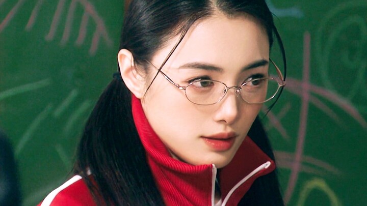 “Dù cả lớp toàn học sinh cá biệt, nhưng đành chịu vì cô giáo lại là tiểu thư xã hội đen!”