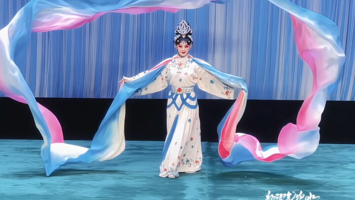 Now this is a real fairy! The long-silk-dance is so beautiful!