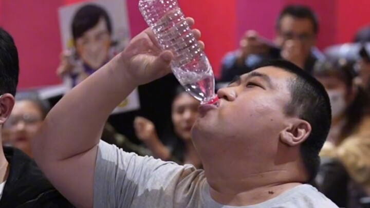 [Hot Topic] Confident Brother meets Big Brother #JackieChan#, starts with a bottle-to-bottle toast u