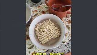 第一次煮泡面的萌新，在热心网友的帮助下，花45分钟做了份没放调料的半熟方便面...