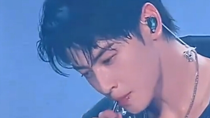 You’re just too handsome, I tell you… and he’s only drinking water?! [Cha Eun-woo]