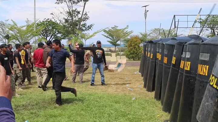 Vào trong bị ăn một trận rồi ra ngoài