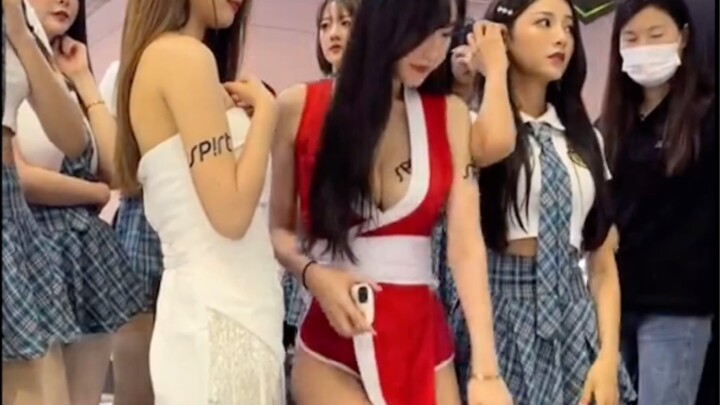 Khoảnh khắc "chết xã hội", hành vi khó hiểu của cô gái