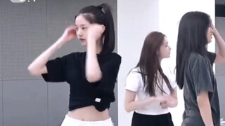 "Who knows!!! Light makeup and a ponytail is the magic that turns Fuyuan into a short and round girl
