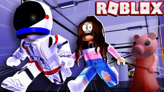 Teaching my GIRLFRIEND how to PLAY ROBLOX PIGGY!!