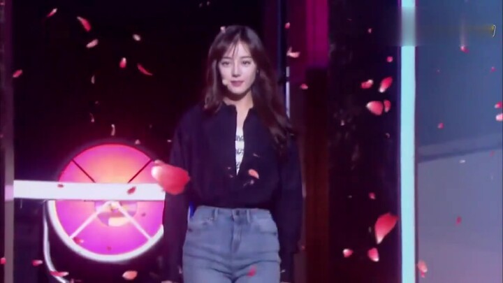 Lần xuất hiện đẹp nhất của Địch Lệ Nhiệt Ba: Nhìn khán giả phấn khích thế này, đúng là xứng danh nữ 