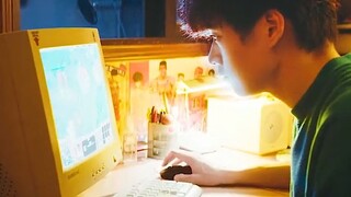 The boy was secretly playing on the computer at home, and suddenly found that his father was back. H
