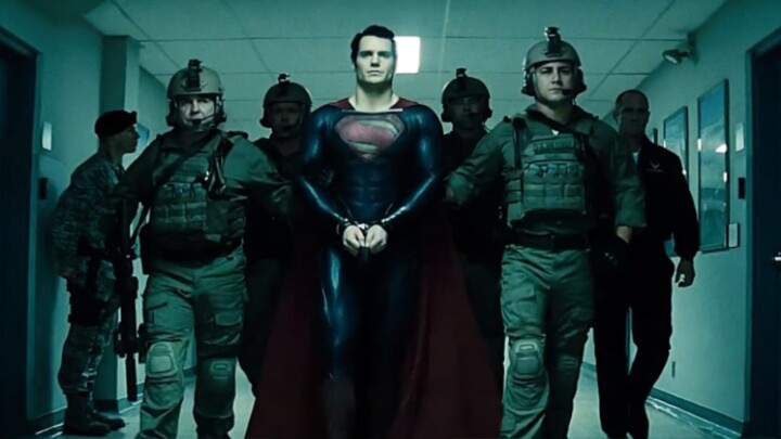 Vì sợ hãi, loài người lại đi xích tay Siêu Nhân, mà chẳng hề biết rằng Siêu Nhân đáng sợ đến nhường 