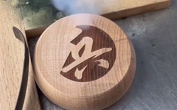 Setelah melihat laser pada huruf-huruf di atas bidak catur, aku merasa sangat tenang dan damai...