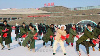 香港的同胞来了，作为东北人怎么能不带同胞跳科目三呢？185 军大衣 红手绢 科目三 你喜欢的都在#第二十五届哈尔滨冰雪大世界