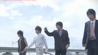 Chà, Kamen Rider cũng thích đánh nhau theo nhóm phải không? Hahaha, chỉ là đánh nhau theo nhóm thôi.
