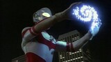Ultraman versi luar negeri pertama dengan lightsaber, tingginya mencapai 60 meter