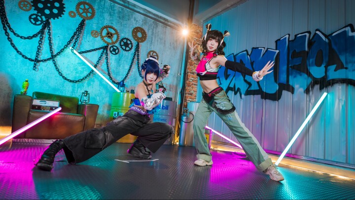The eyes of the two members of the Overwatch Girls Group are full of desire for victory!