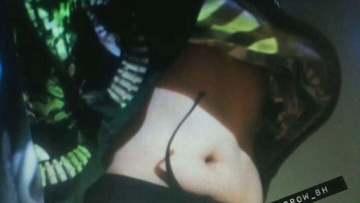 Cơ bụng chuẩn soái ca của Baekhyun (os: Thực sự mình không tìm được nhạc nền nào hay hơn nữa)