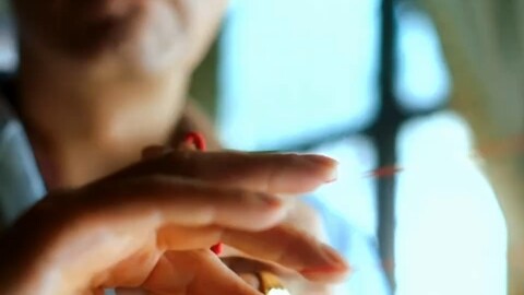 ชายคนหนึ่งใช้ทักษะเฉพาะตัวของบรรพบุรุษในการ "วินิจฉัยชีพจรด้วยด้ายแขวน" เพื่อวินิจฉัยผู้ป่วย