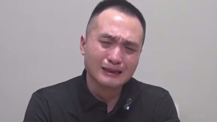 Nhân viên thu nợ nhìn chằm chằm vào cổng chính của chính quyền, chìm đắm trong suy tư…