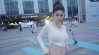 Pameran Mobil Shanghai, BB-chan menari di area luar