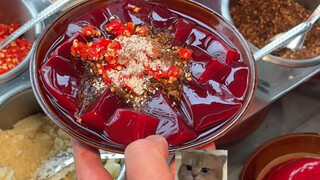 Darah ayam campuran dingin di jalanan Guizhou empuk dan sangat cocok dengan nasi.