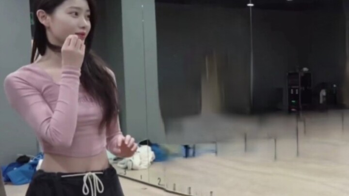 Makeup-free, funny beauty Xiaoting — her figure is insane! HMA backstage footage