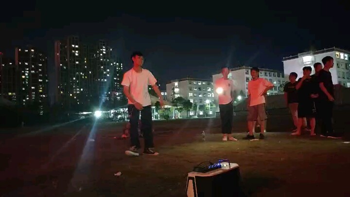 The class party performed Zhang Yixing's sheep dance to liven up the party