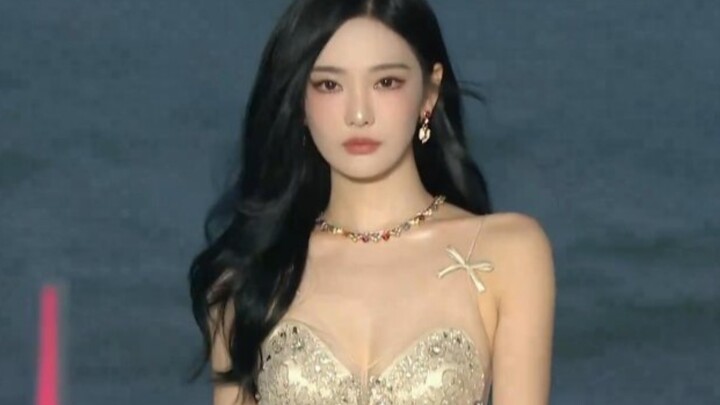 นิงอี้จั๋วสวมเดรสยาวสีแชมเปญปักลายจากคอลเลกชันวิวาเก้ฤดูใบไม้ผลิ 2026 ของวาเลนติโน่ พร้อมรองเท้าส้นส