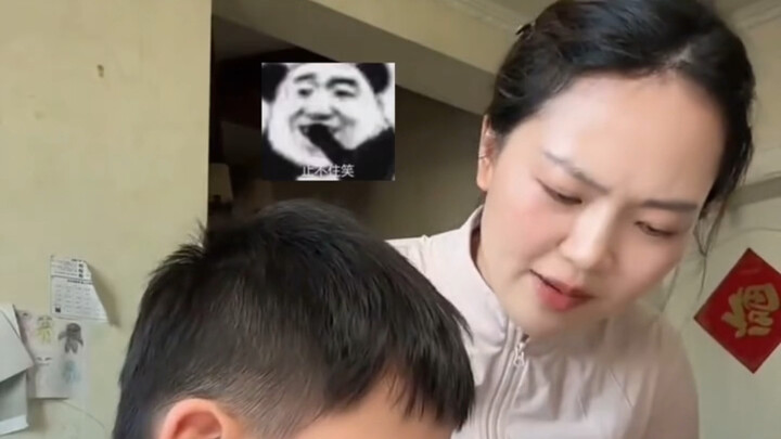 Mẹ: Mẹ đã bảo con viết ba tờ mà, sao con lại… Con: Đăm chiêu suy nghĩ trước trang vở trống trơn