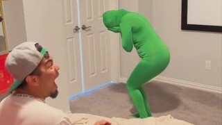 Wearing a "green screen" on your body—will this make you invisible to others?