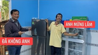 Lên nhà anh Bình sớm hơn Khương Dừa vệ sinh nhà và nhận những phần quà mới hổ trợ để bàn giao nhà.