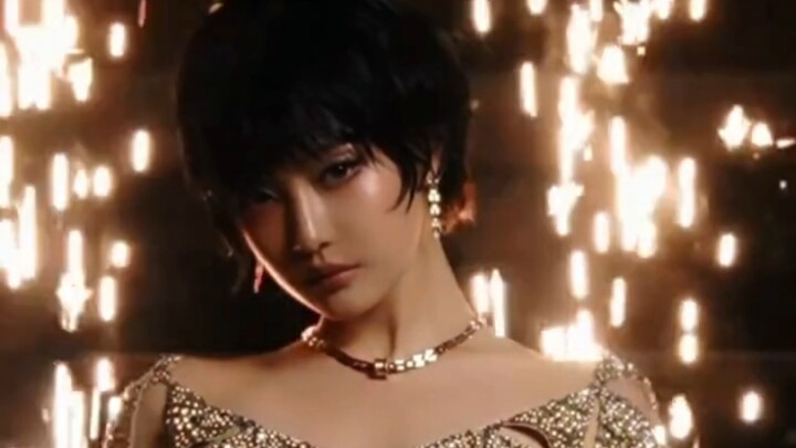 นิงอี้จั๋ว ✗ ชุดพร็อพ W korea พอออกจาก aespa แล้วก็รู้เลยว่าข้างนอกฟ้าเป็นใจจริงๆ เครื่องแต่งหน้าและ