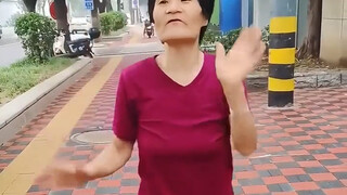 Mengagumkan! Nenek anti-penipuan semakin aneh, demi bisa menikmati kehidupan di era internet, dia be