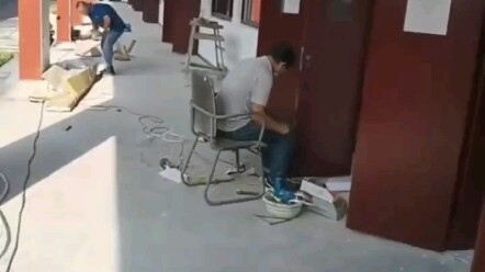 #Sự Kiện Kỳ Quặc# Ký túc xá đại học 80 người chung một phòng #Theo tin đồn kính còn chưa được lắp #T