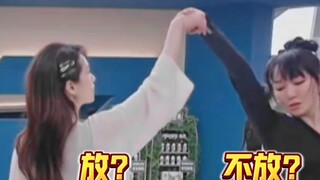 来! 换个音乐!!!她们四个的憨气就压不住了!!!