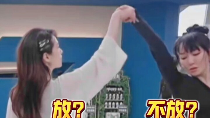 来! 换个音乐!!!她们四个的憨气就压不住了!!!