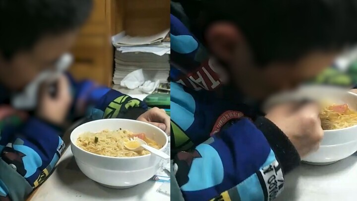 A boy in Jiangsu buried his head in a bowl and wiped his tears silently after learning that his moth