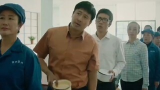 厂长排队打饭时，队伍排了半天也丝毫未动
