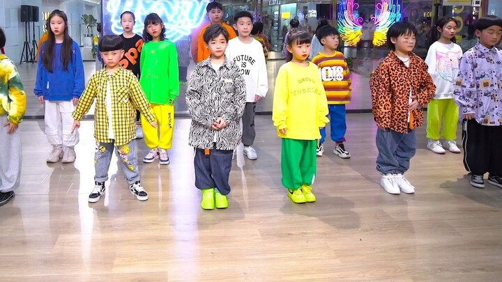 【HONEY Dance】การเต้นรำยอดนิยมของเด็กๆ “Scroll Dance”