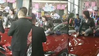 [Subtitles] A woman bought a Mercedes-Benz for 660,000 yuan, but it started leaking oil before leavi