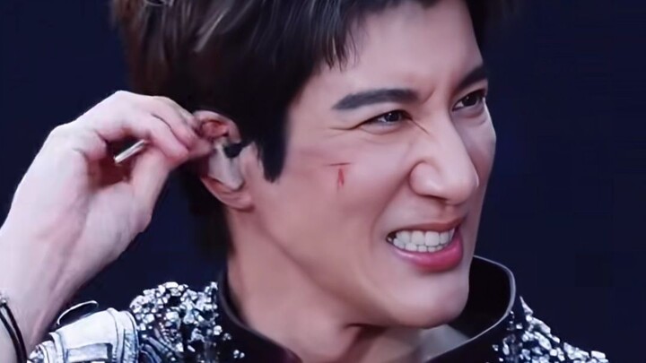 His ear bones are shattered, yet he still stubbornly jams in his in-ear monitor—Wang Leehom, you’re 