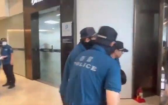 Warga Korea Selatan membuat keributan di Kedutaan Besar Jepang, secara keras memprotes pembuangan ai