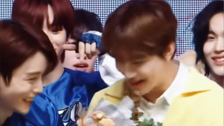 Cheng Can presented flowers to Brother Xiao Jiu.